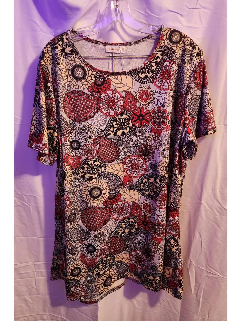 Women's Floral Fantaslook NWOT long flowy top in Size XXL. Lightweight.